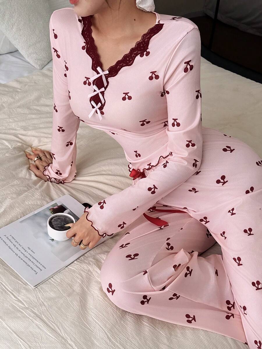 SHEIN بيجامة بأكمام طويلة وطبعة أزهار الكرز والدانتيل