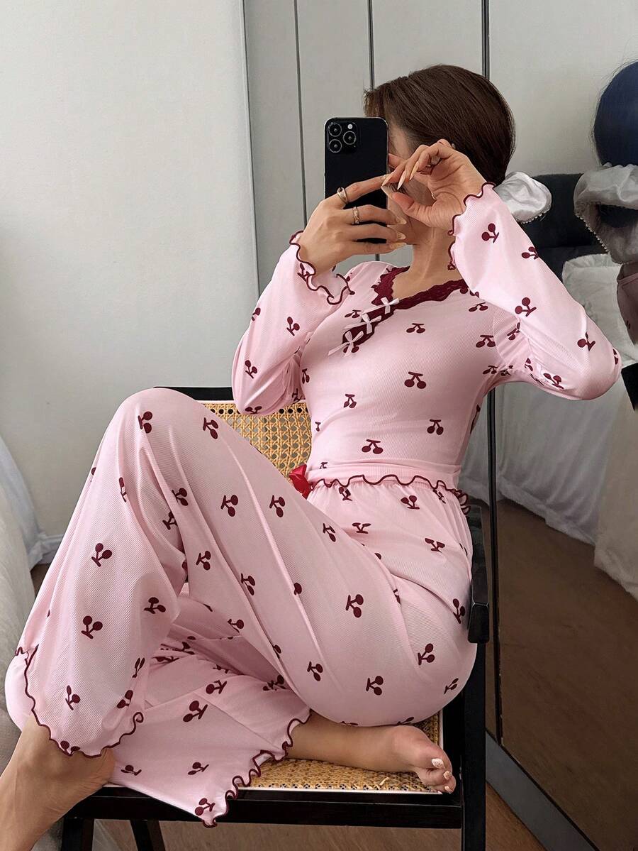 SHEIN بيجامة بأكمام طويلة وطبعة أزهار الكرز والدانتيل