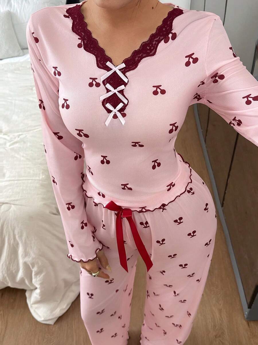 SHEIN بيجامة بأكمام طويلة وطبعة أزهار الكرز والدانتيل