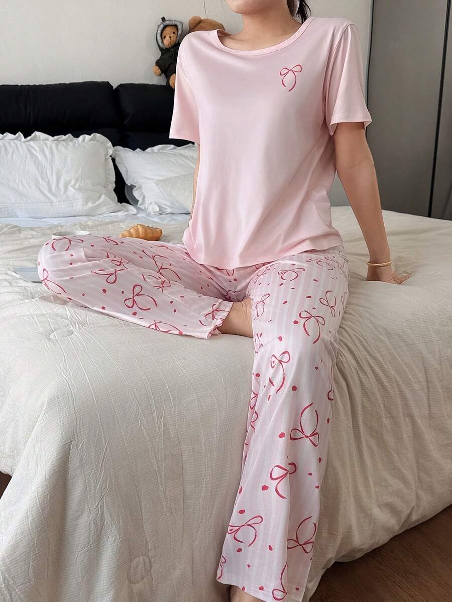 SHEIN بيجامة من بلوزة بكم قصير وبنطلون مطبوع بفيونكة