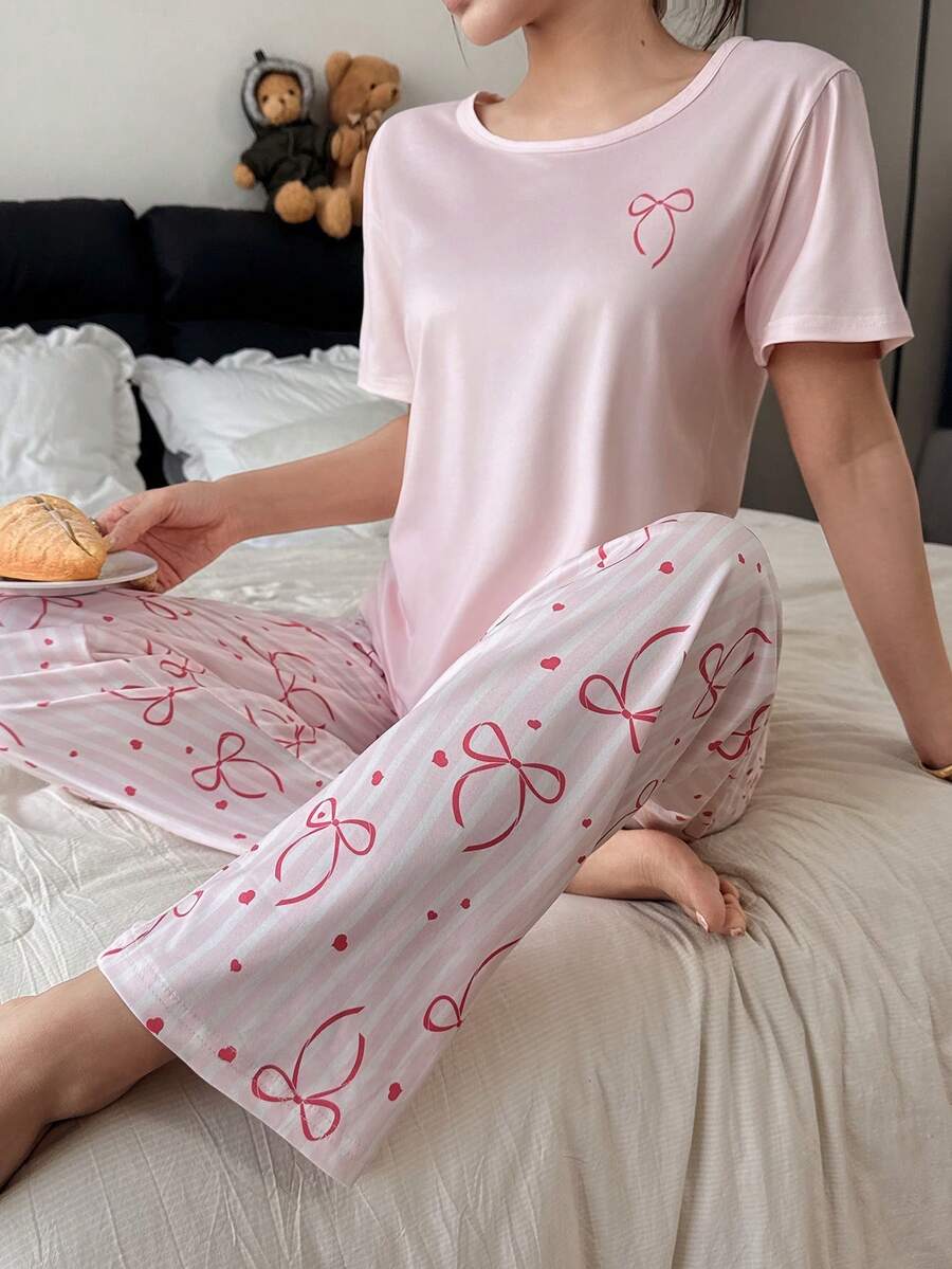 SHEIN بيجامة من بلوزة بكم قصير وبنطلون مطبوع بفيونكة