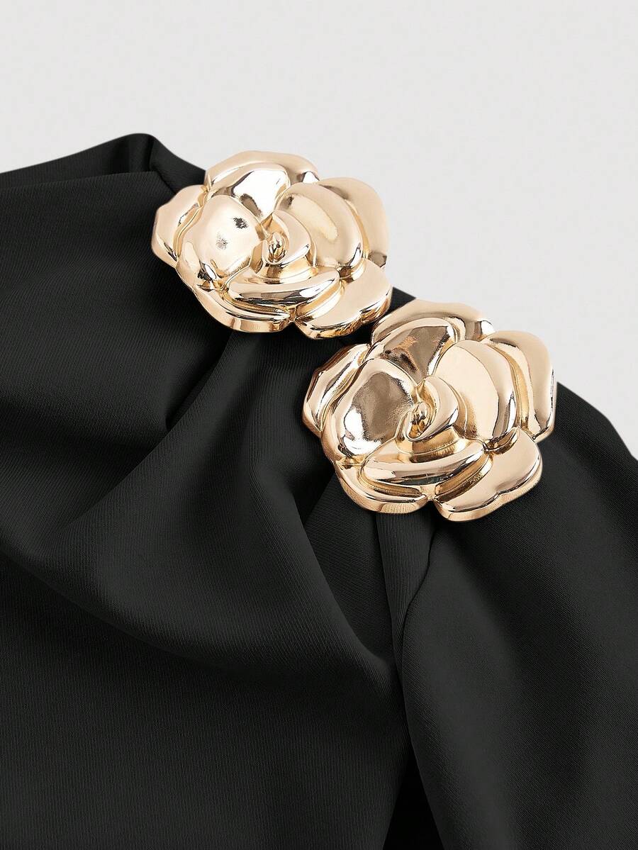 SHEIN MOD فستان أسود مزين بوردتين ذهبيتان بكتف واحد غير متماثل
