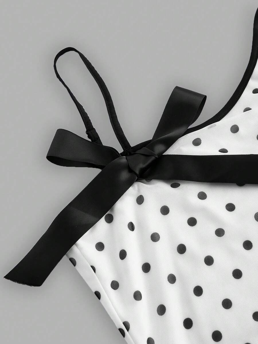 SHEIN MOD فستان بنمط نقاط أبيض وأسود بكتف غير متماثل وعقدة وذيل مجعد