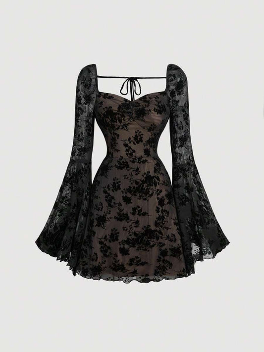 SHEIN MOD فستان أسود جمبسوت ماكسي بأكمام جرس بنقشة جاكارد مخملي