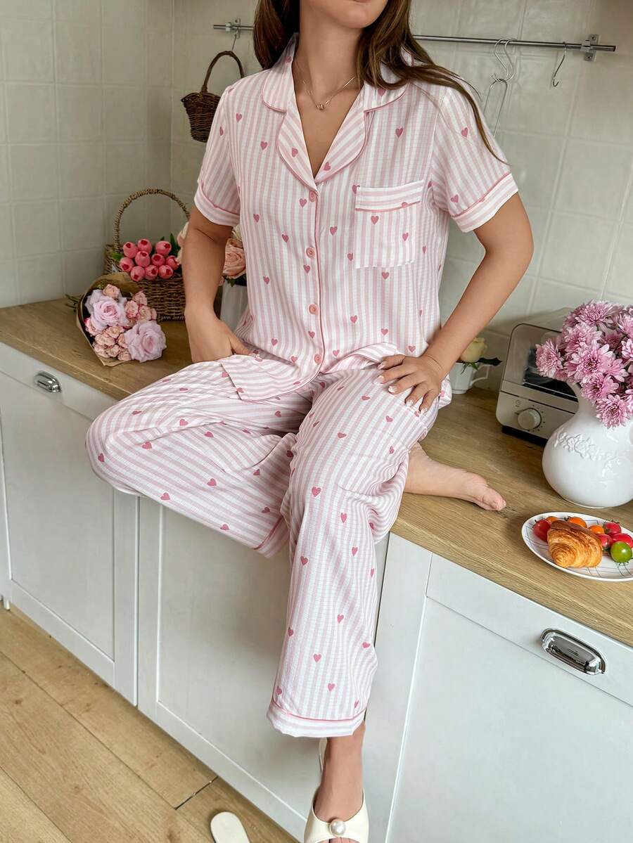 SHEIN Snug Reverie بيجامة قصيرة الأكمام بياقة مخططة على شكل قلب وردي