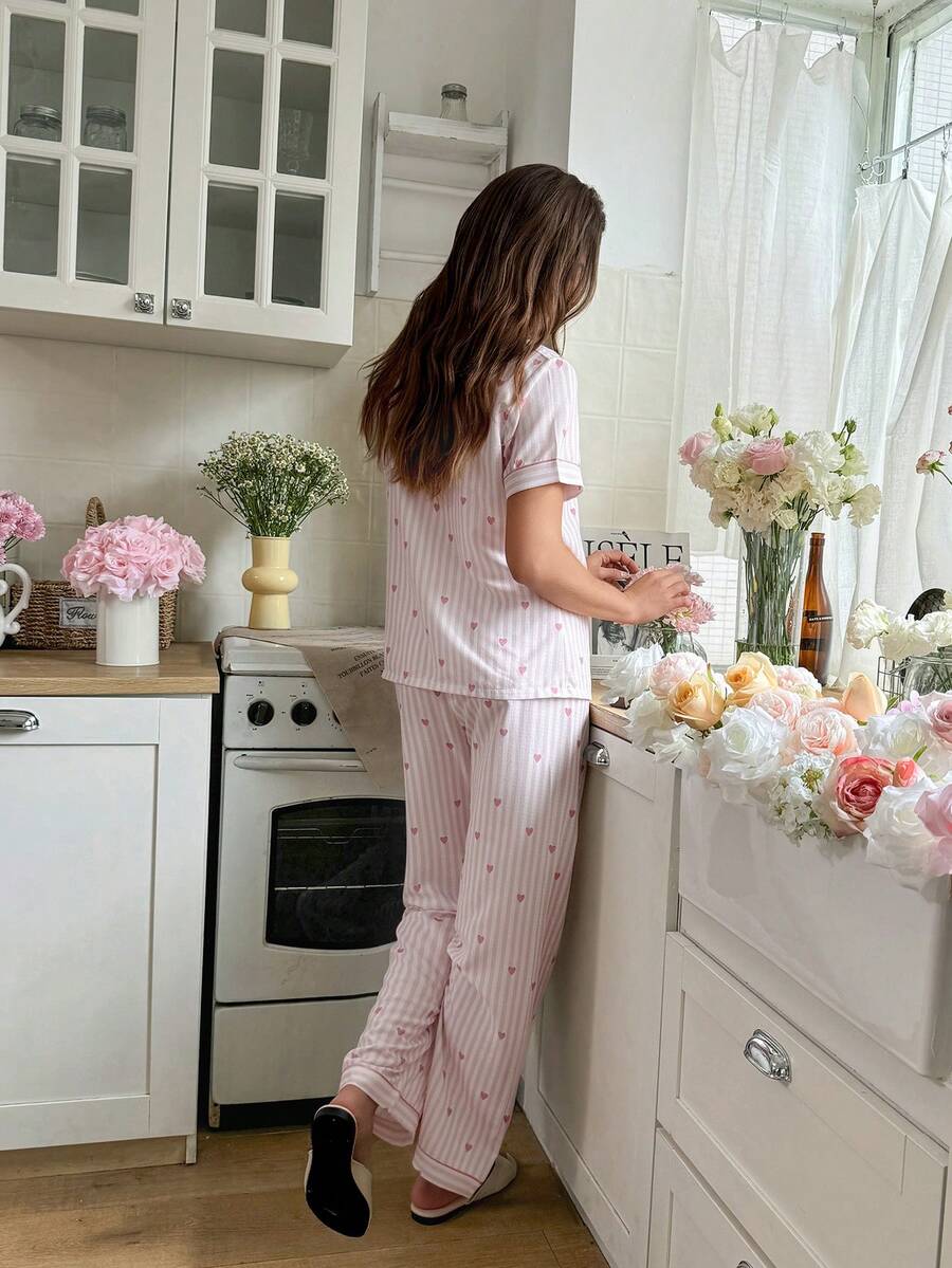 SHEIN Snug Reverie بيجامة قصيرة الأكمامة بياقة مخططة على شكل قلب وردي