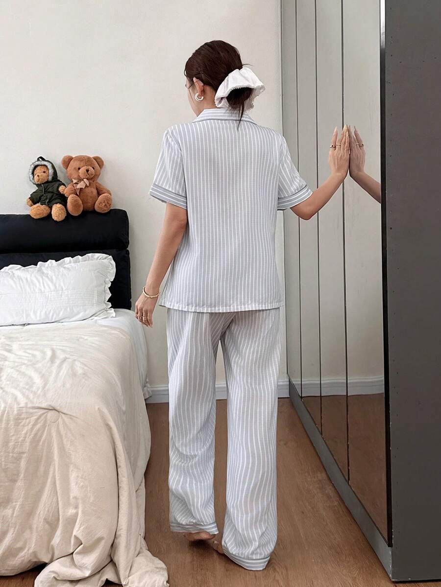 SHEIN Dream Adore طقم بيجامة كلاسيكي بياقة مخططة وأكمام قصيرة