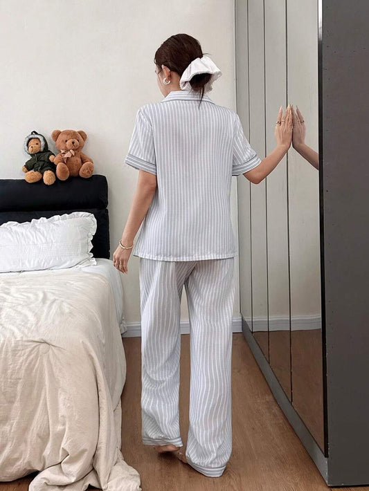 SHEIN Dream Adore طقم بيجامة كلاسيكي بياقة مخططة وأكمام قصيرة