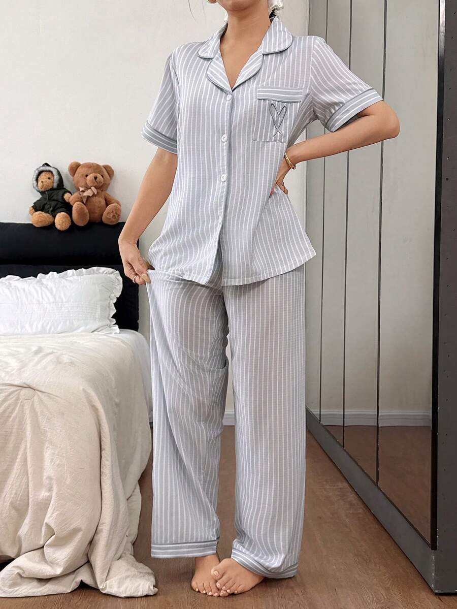 SHEIN Dream Adore طقم بيجامة كلاسيكي بياقة مخططة وأكمام قصيرة