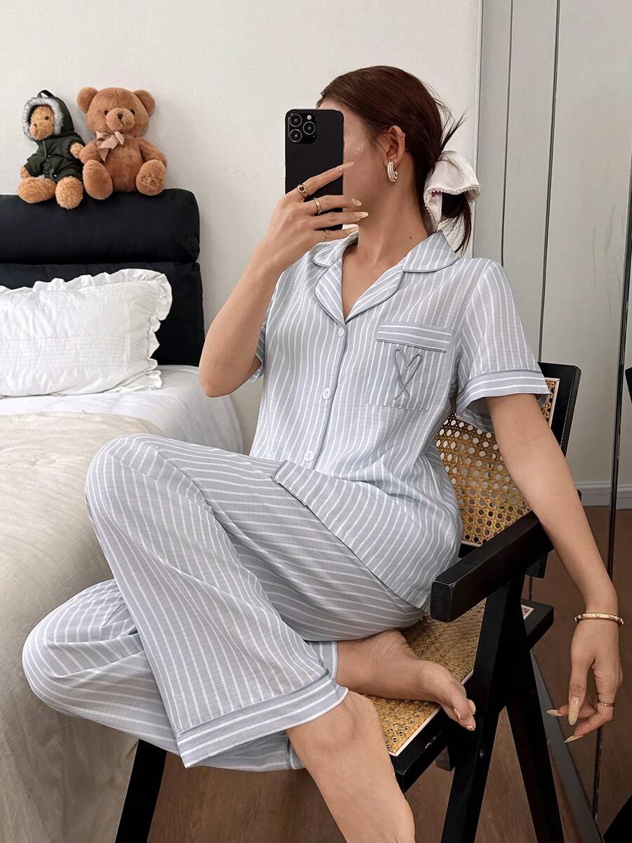 SHEIN Dream Adore طقم بيجامة كلاسيكي بياقة مخططة وأكمام قصيرة