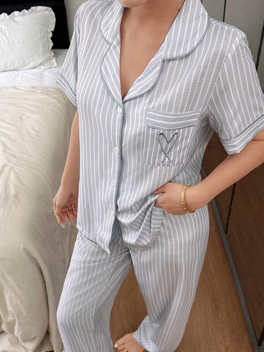 SHEIN Dream Adore طقم بيجامة كلاسيكي بياقة مخططة وأكمام قصيرة