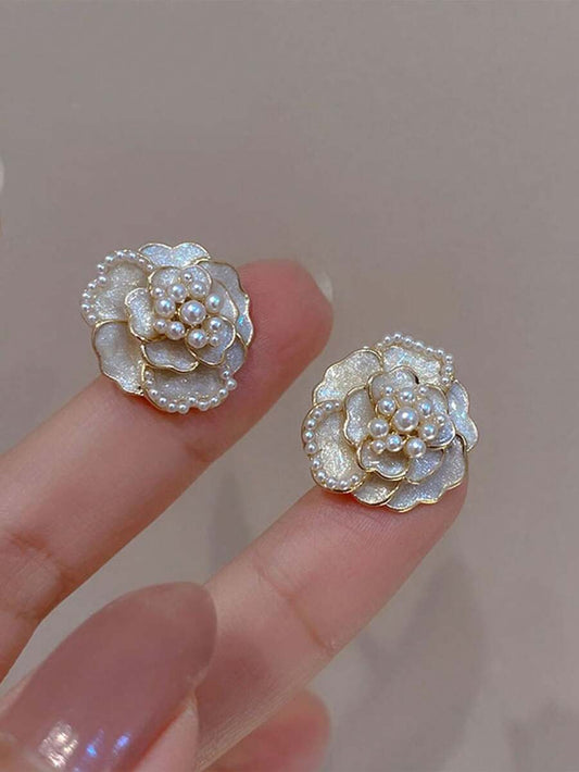 SHEIN Topshiny زوج أقراط مطرزة بالإبرة الفضية والأزهار الكاميليا
