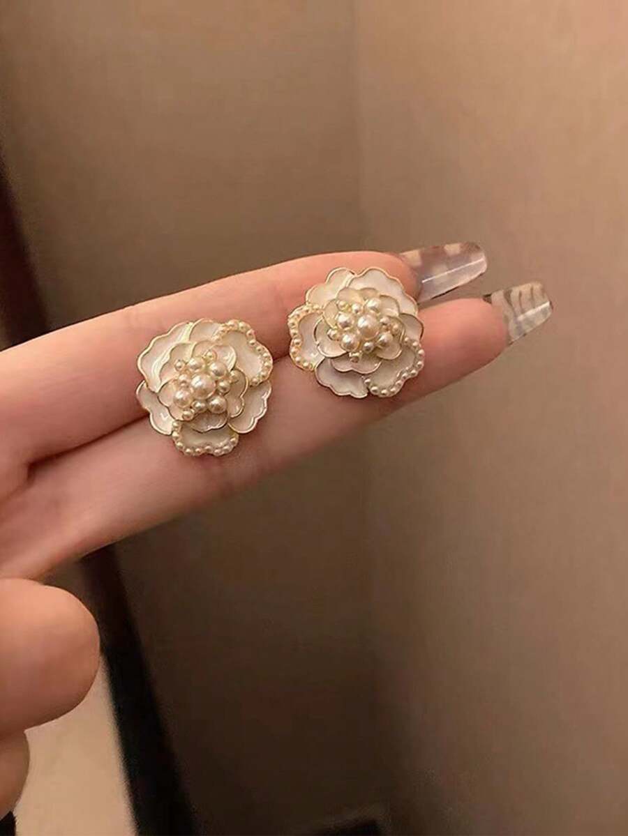 SHEIN Topshiny زوج أقراط مطرزة بالإبرة الفضية والأزهار الكاميليا