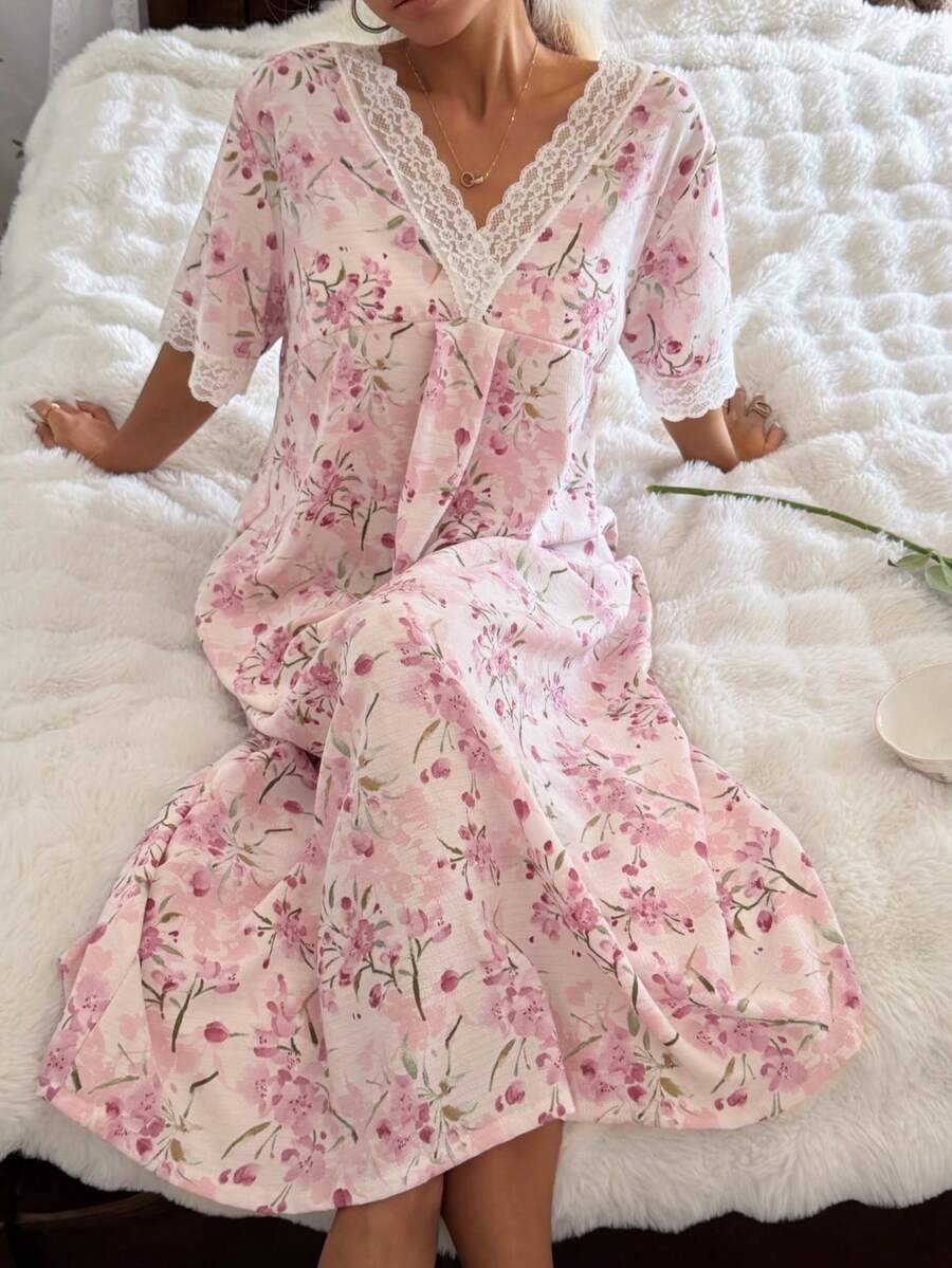 SHEIN CottageSlumber فستان نوم رومانسي بطبعة زهور بتصميم من الدانتيل