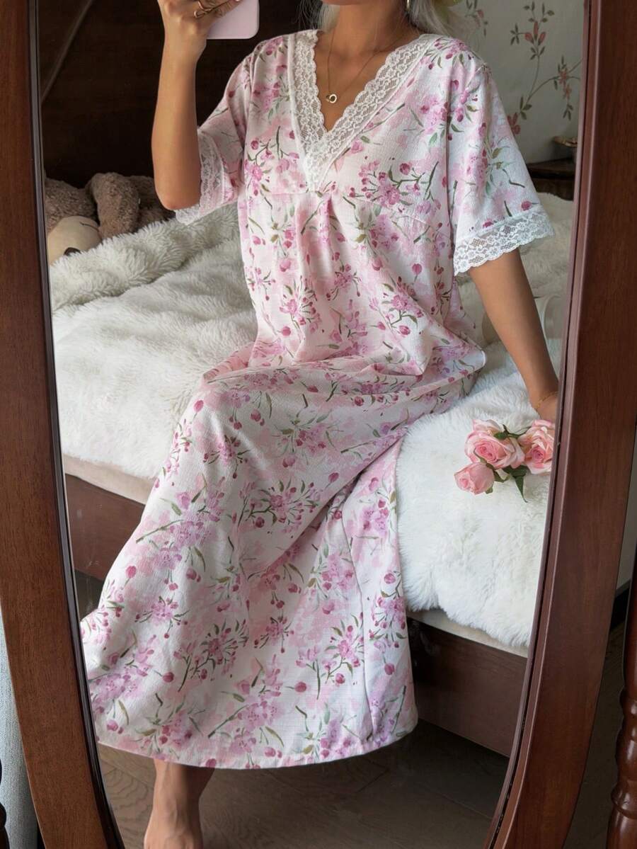 SHEIN CottageSlumber فستان نوم رومانسي بطبعة زهور بتصميم من الدانتيل