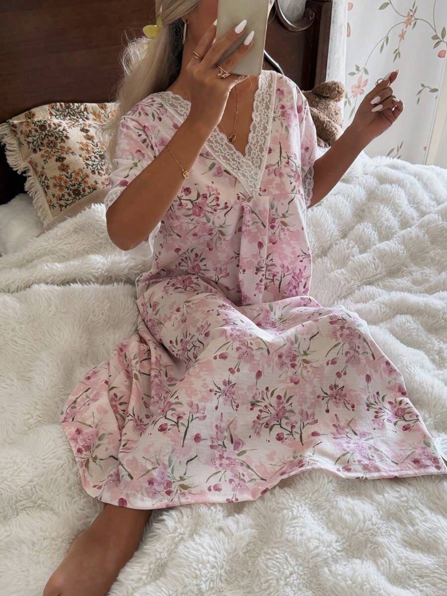 SHEIN CottageSlumber فستان نوم رومانسي بطبعة زهور بتصميم من الدانتيل