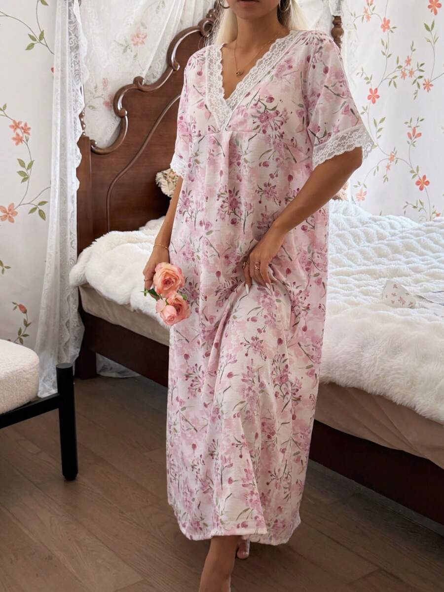 SHEIN CottageSlumber فستان نوم رومانسي بطبعة زهور بتصميم من الدانتيل