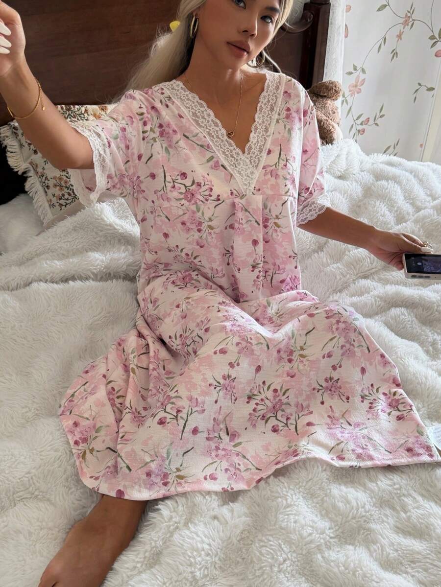 SHEIN CottageSlumber فستان نوم رومانسي بطبعة زهور بتصميم من الدانتيل