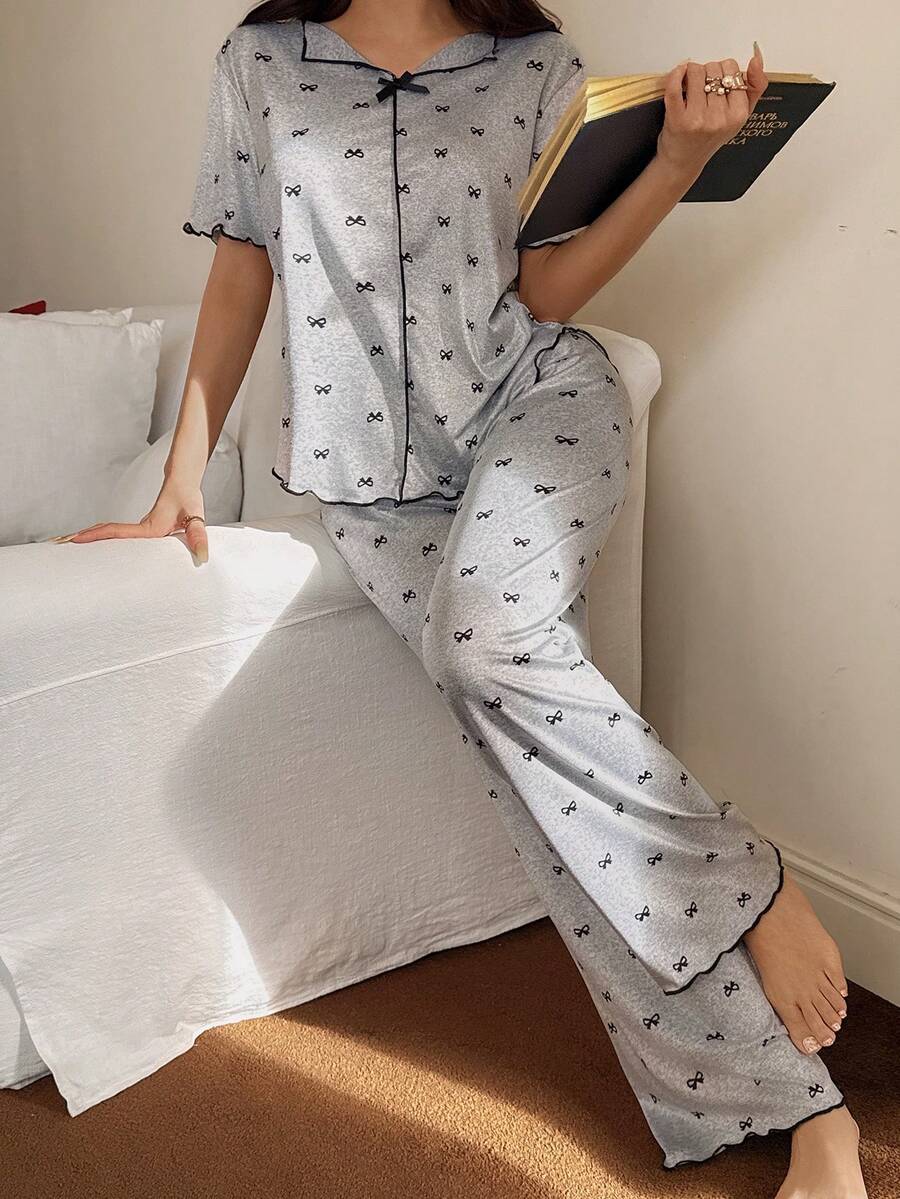SHEIN طقم بيجامة قطعتين توب بأكمام قصيرة بطبعة فيونكة وبنطلون طويل