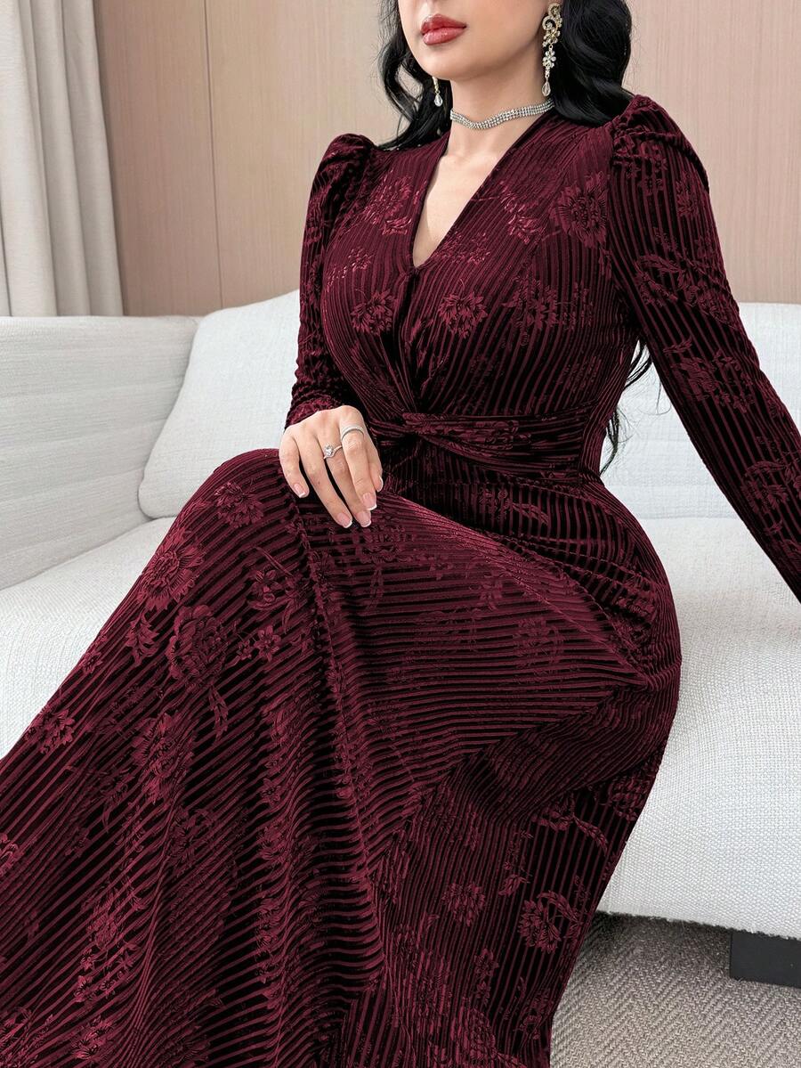SHEIN Modelyn فستان طويل مطرز من القطيفة باللون العنابي الأنيق