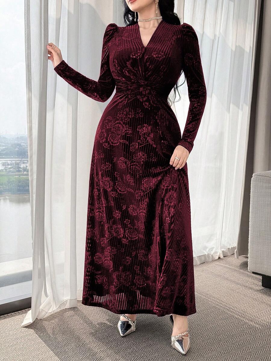 SHEIN Modelyn فستان طويل مطرز من القطيفة باللون العنابي الأنيق