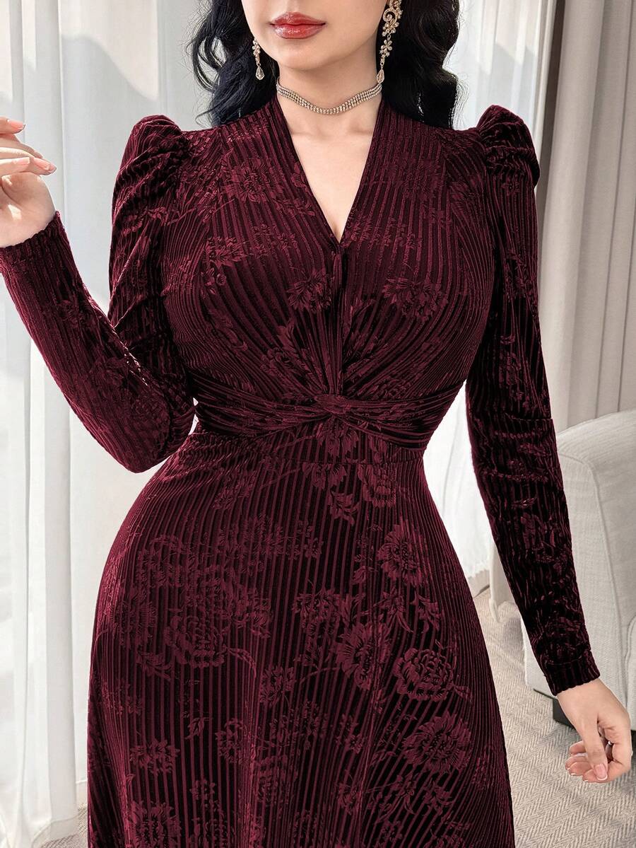 SHEIN Modelyn فستان طويل مطرز من القطيفة باللون العنابي الأنيق