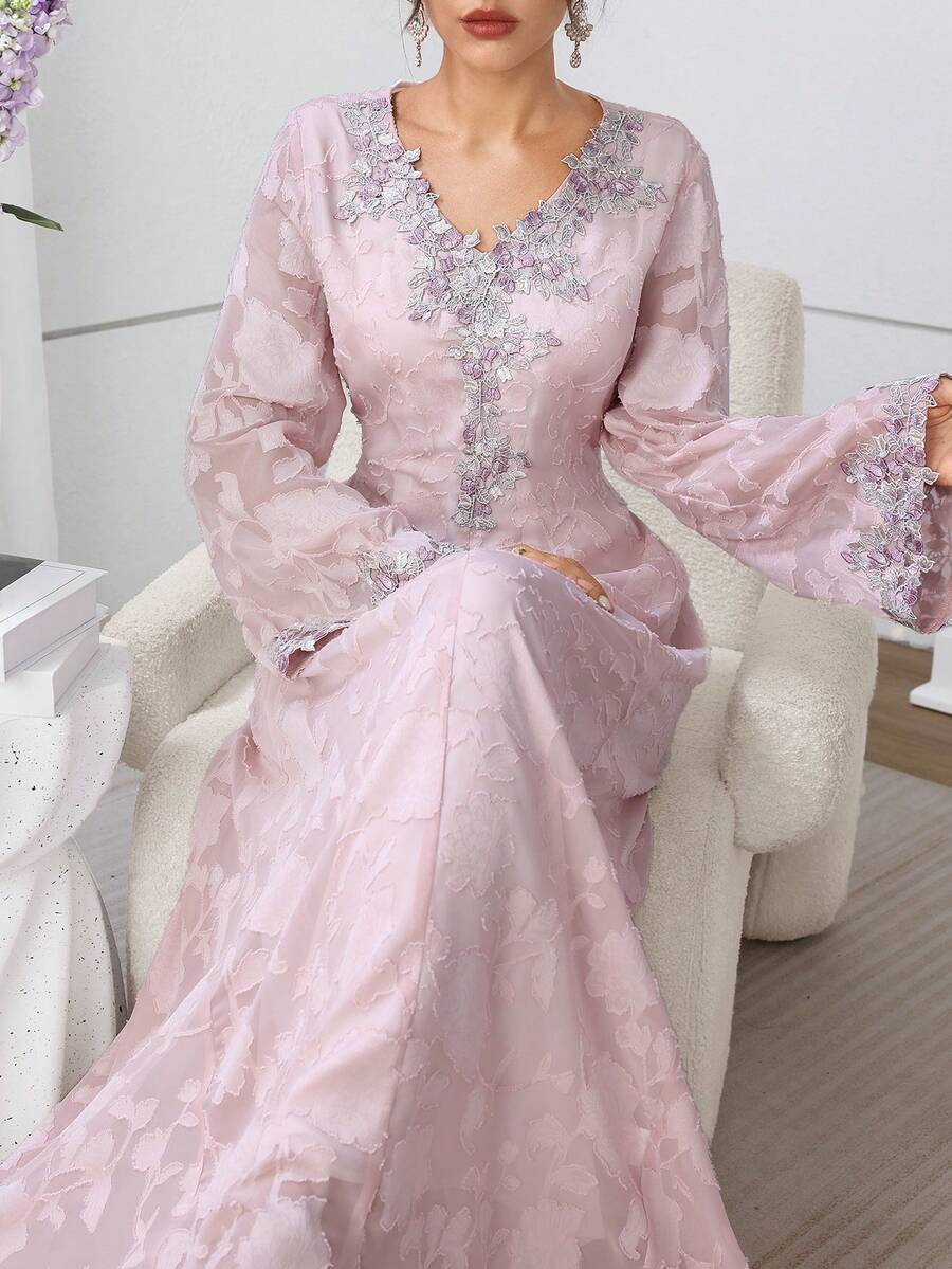 SHEIN Al Najma فستان طويل وردي بأكمام مطرزة وزهور وتريم زهري