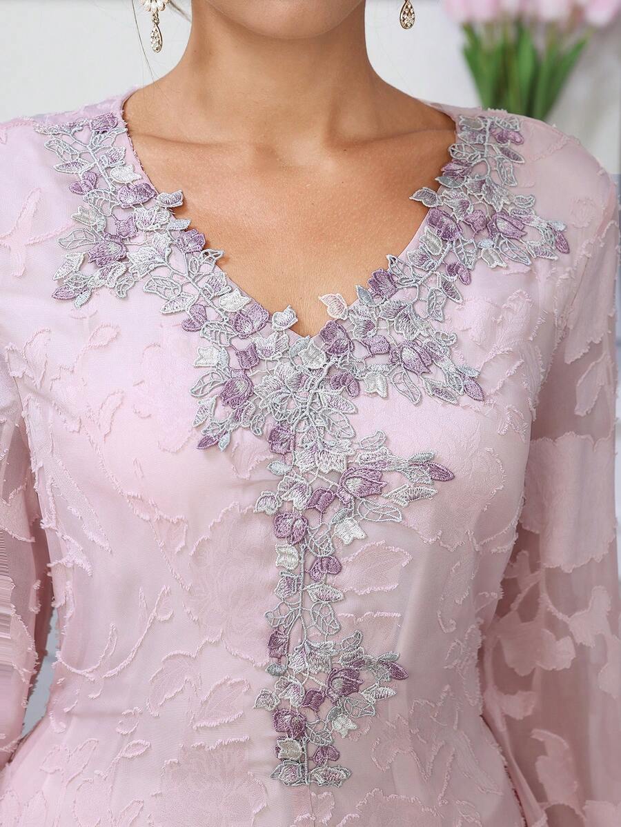 SHEIN Al Najma فستان طويل وردي بأكمام مطرزة وزهور وتريم زهري