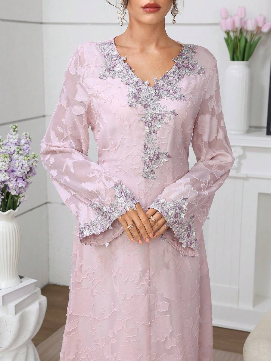 SHEIN Al Najma فستان طويل وردي بأكمام مطرزة وزهور وتريم زهري