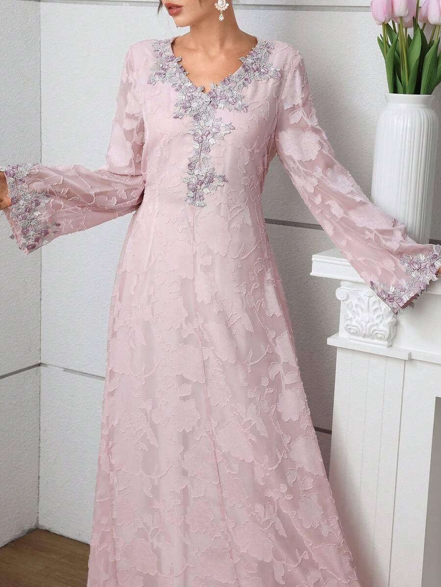SHEIN Al Najma فستان طويل وردي بأكمام مطرزة وزهور وتريم زهري
