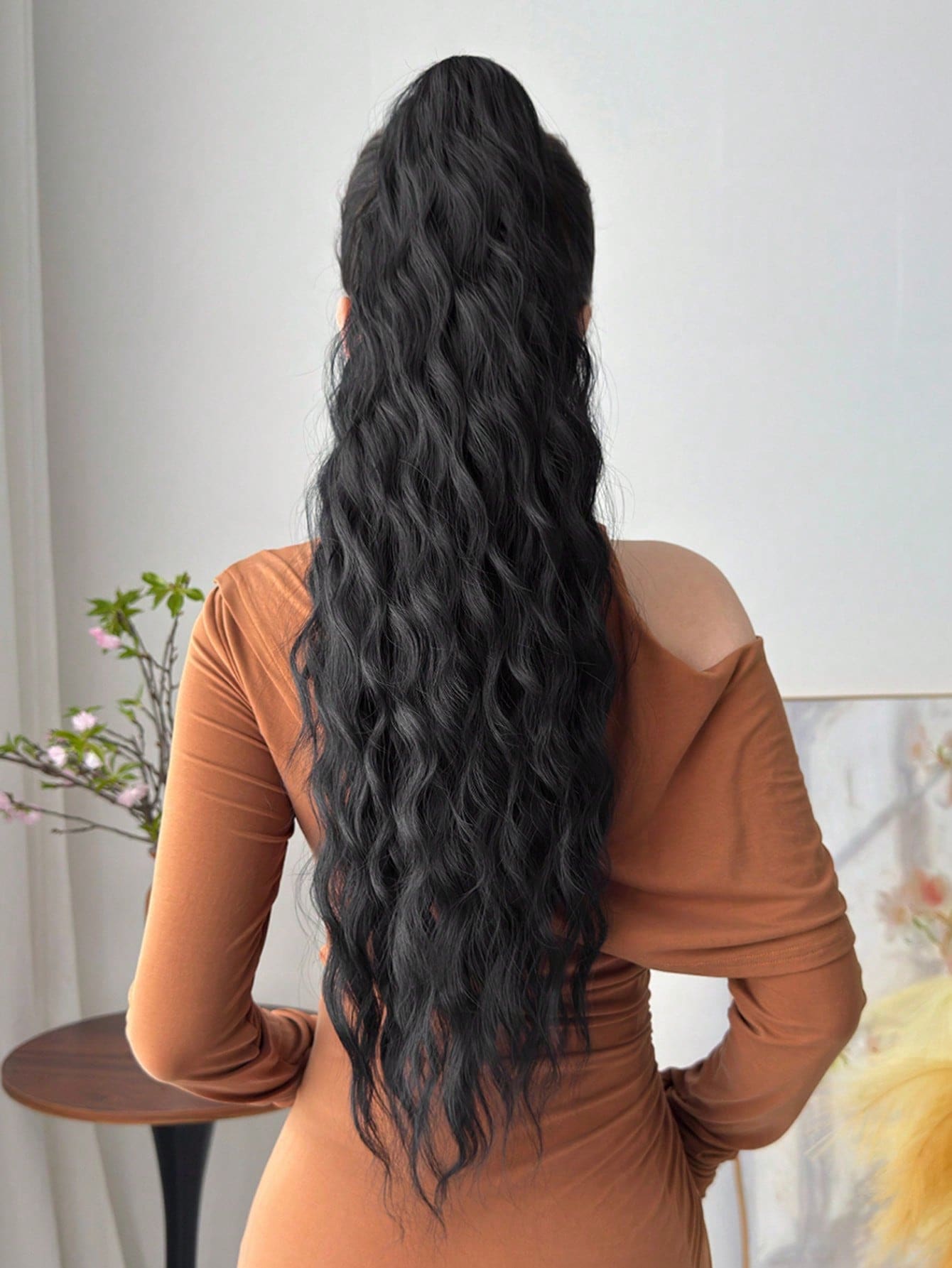 SHEIN باروكة شعر ذيل حصان مموج بلون أسود طبيعي