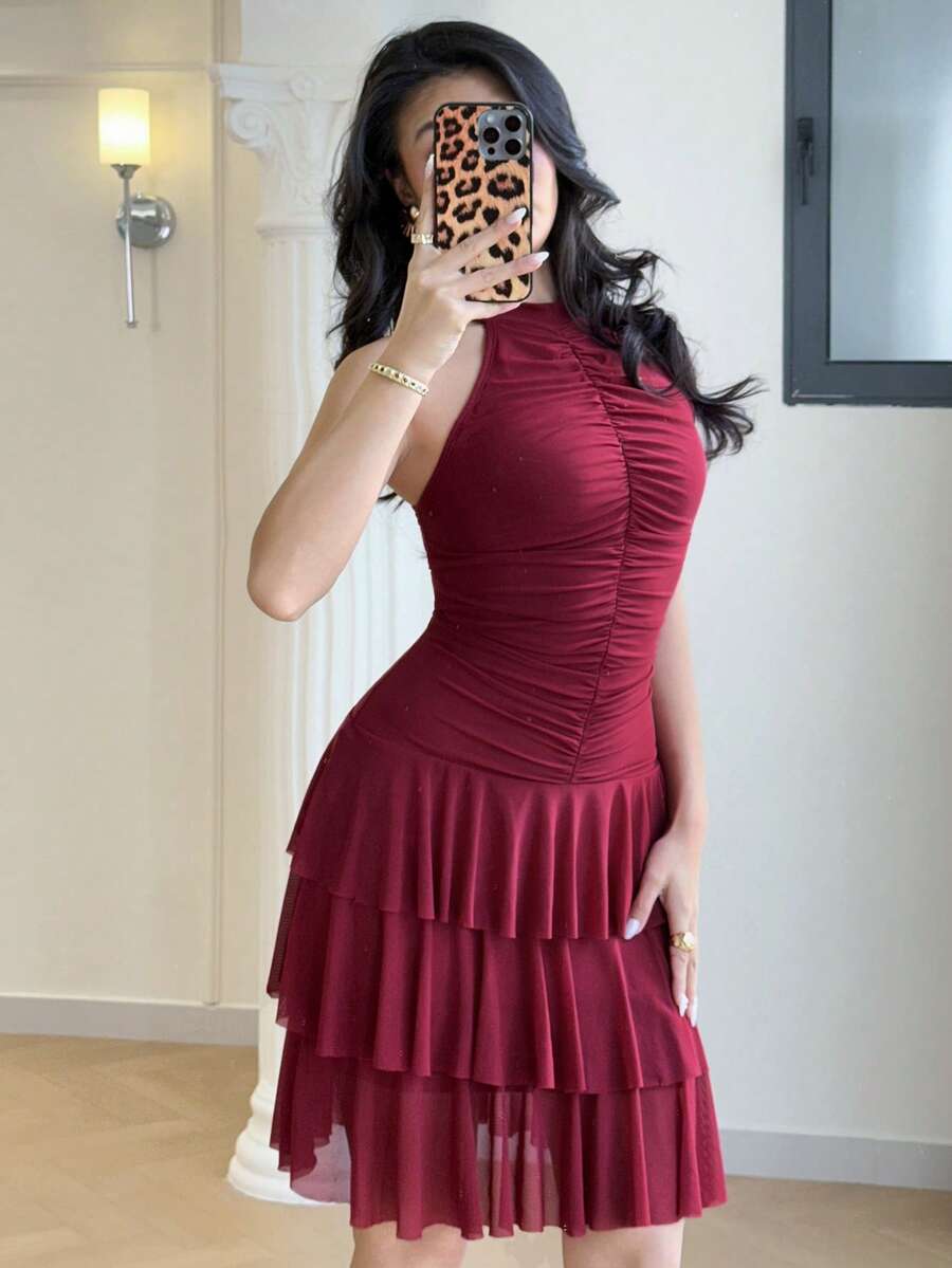 SHEIN Modelyn فستان بدون أكمام بطيات علي الذيل بلون أحمر