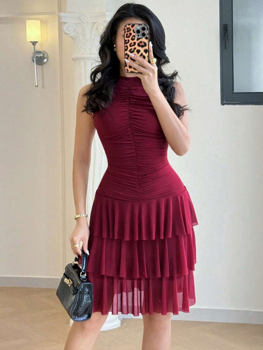 SHEIN Modelyn فستان بدون أكمام بطيات علي الذيل بلون أحمر
