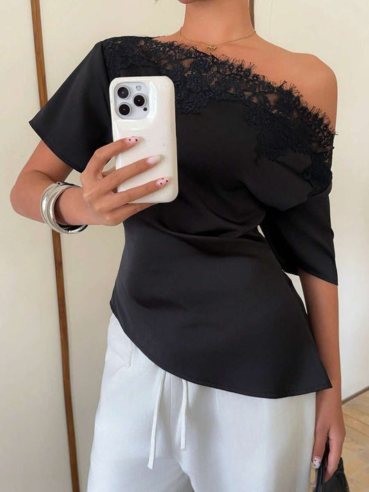 SHEIN Siren Gaze بلوزة ساتان سوداء بكتف غير متماثل وحافة من الدانتيل