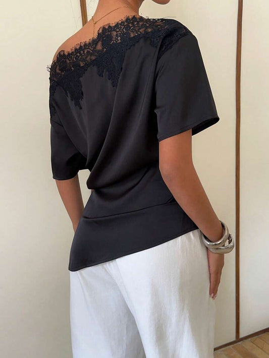 SHEIN Siren Gaze بلوزة ساتان سوداء بكتف غير متماثل وحافة من الدانتيل