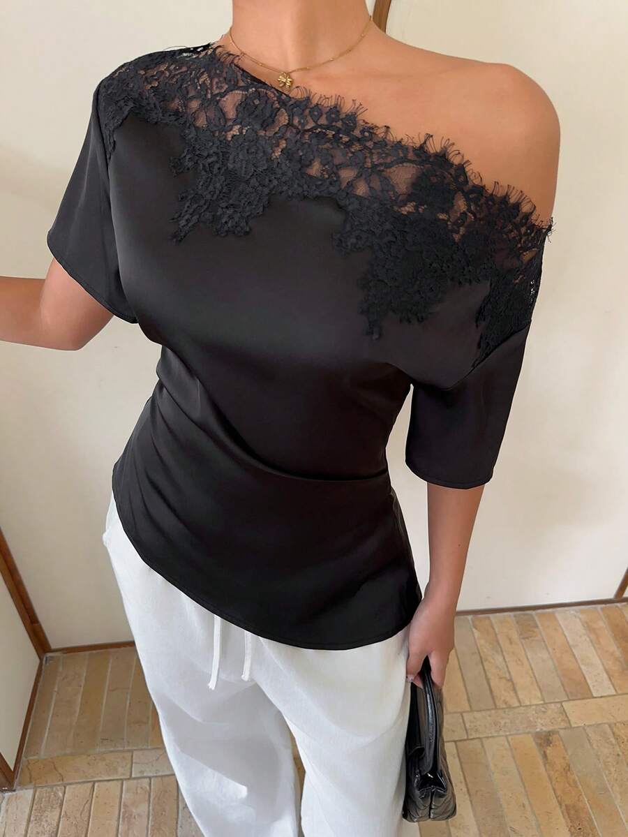 SHEIN Siren Gaze بلوزة ساتان سوداء بكتف غير متماثل وحافة من الدانتيل