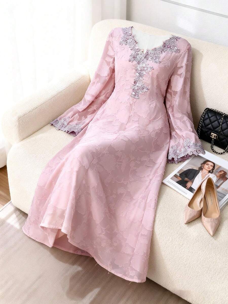SHEIN Al Najma فستان طويل وردي بأكمام مطرزة وزهور وتريم زهري