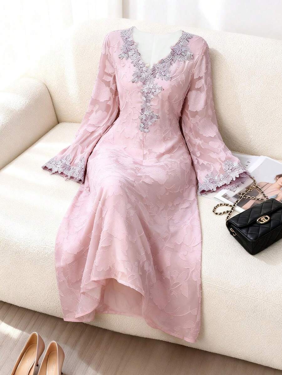 SHEIN Al Najma فستان طويل وردي بأكمام مطرزة وزهور وتريم زهري