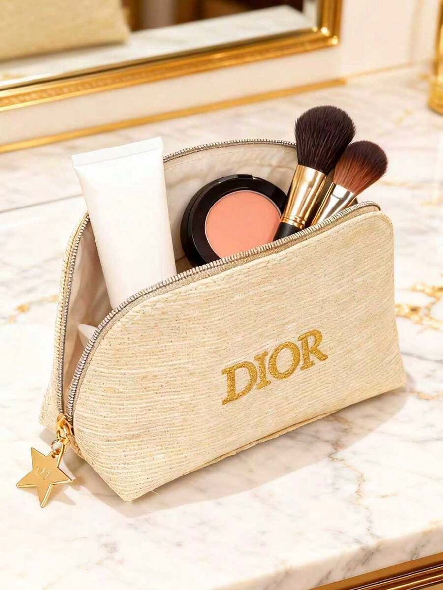 Dior حقيبة مكياج ذهبية بقماش فاخر وشعار ذهبي