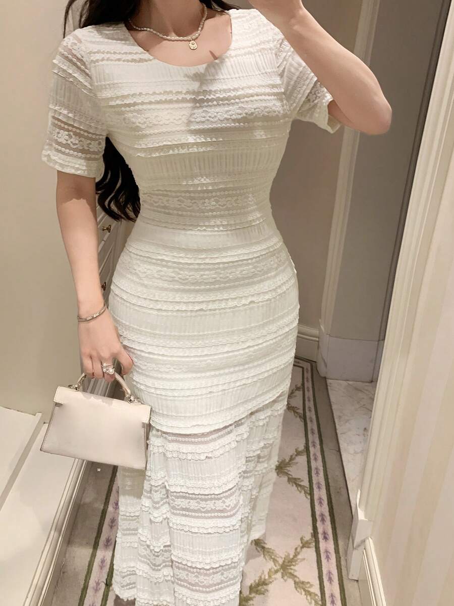 SHEIN DAZY فستان أبيض ضيق برقبة دائرية وكشكشة دانتيل