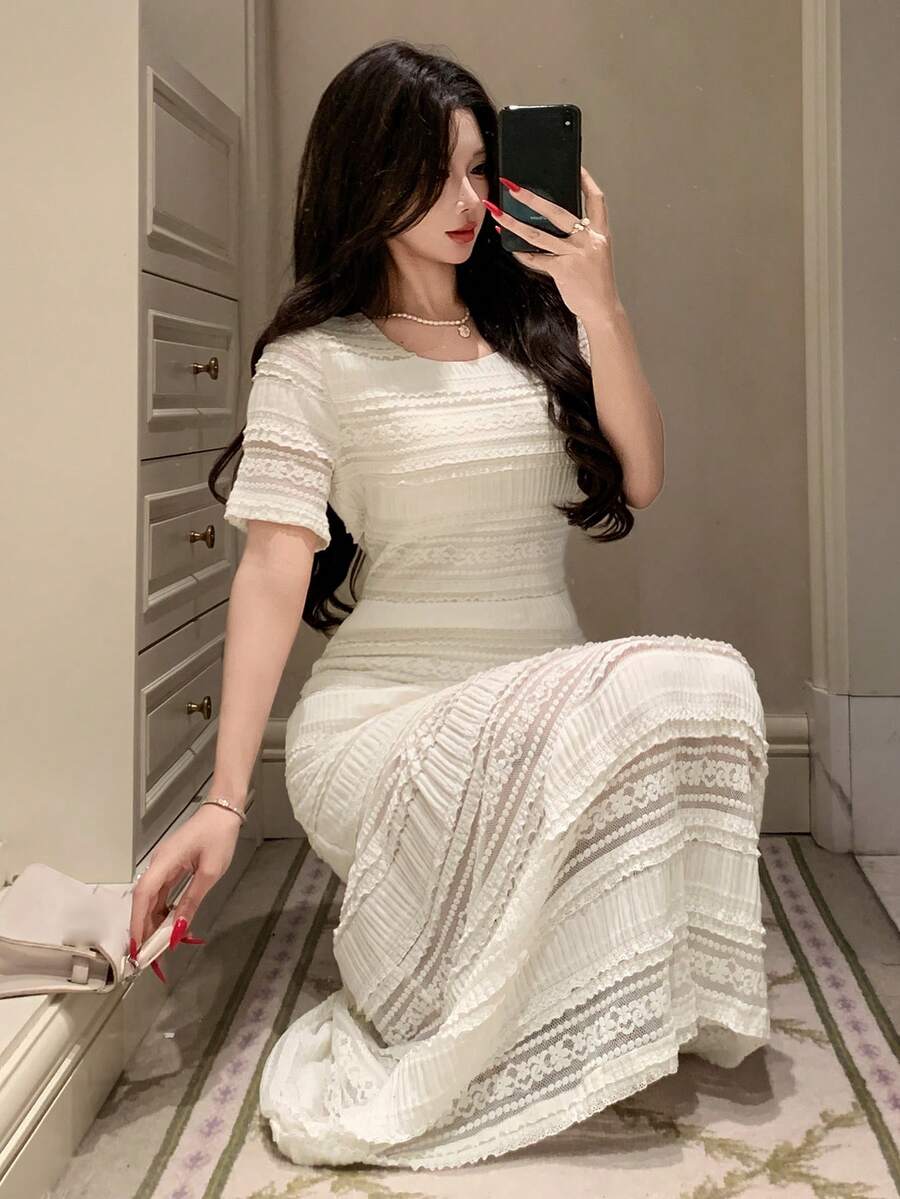 SHEIN DAZY فستان أبيض ضيق برقبة دائرية وكشكشة دانتيل