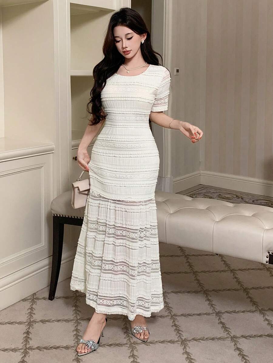 SHEIN DAZY فستان أبيض ضيق برقبة دائرية وكشكشة دانتيل