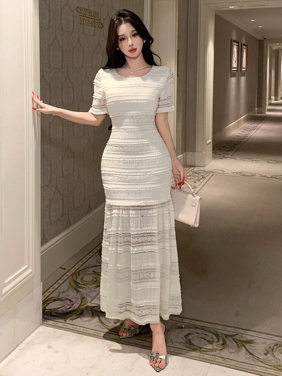 SHEIN DAZY فستان أبيض ضيق برقبة دائرية وكشكشة دانتيل