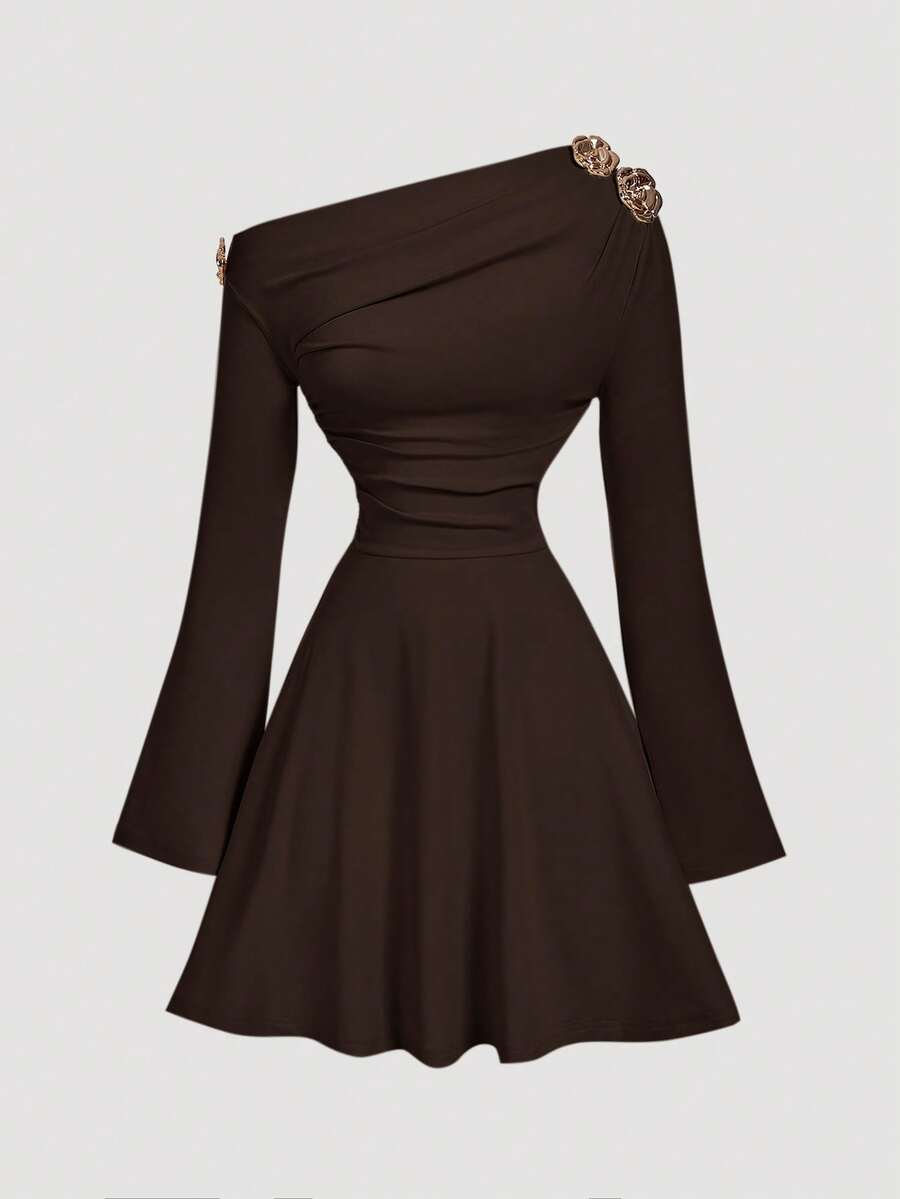 SHEIN MOD فستان بني قصير بزخرفة زهرة ثلاثية الأبعاد وأكمام طويلة