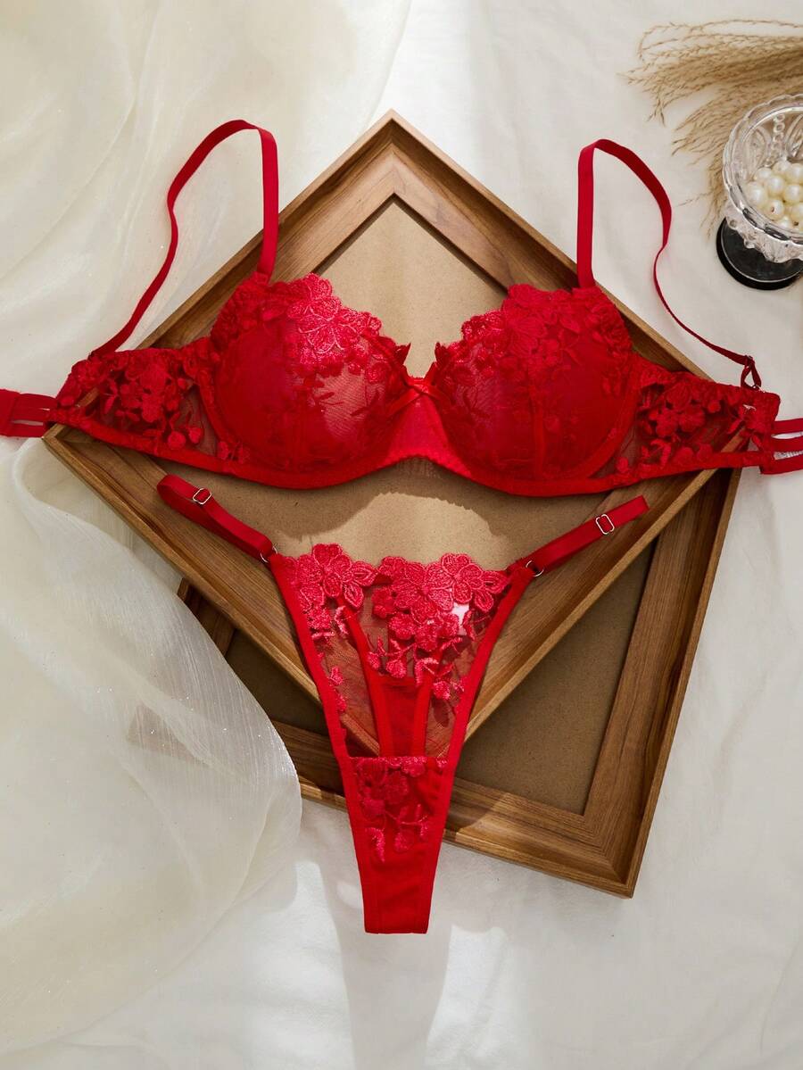 SHEIN Divavoom طقم لانجري قطعتين بشبك مطرز أنيق