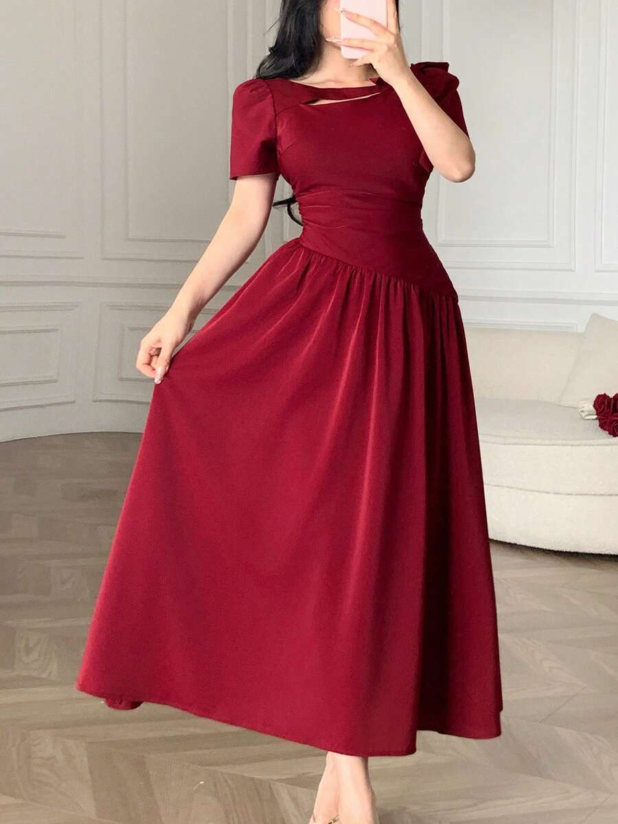 SHEIN Feyla فستان عنابي بياقة مجوفة وخصر مربوط بكشكشة