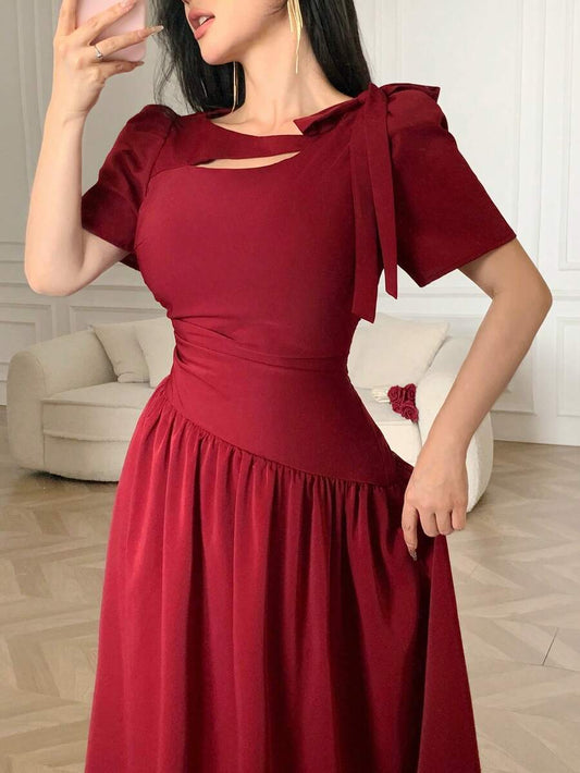 SHEIN Feyla فستان عنابي بياقة مجوفة وخصر مربوط بكشكشة