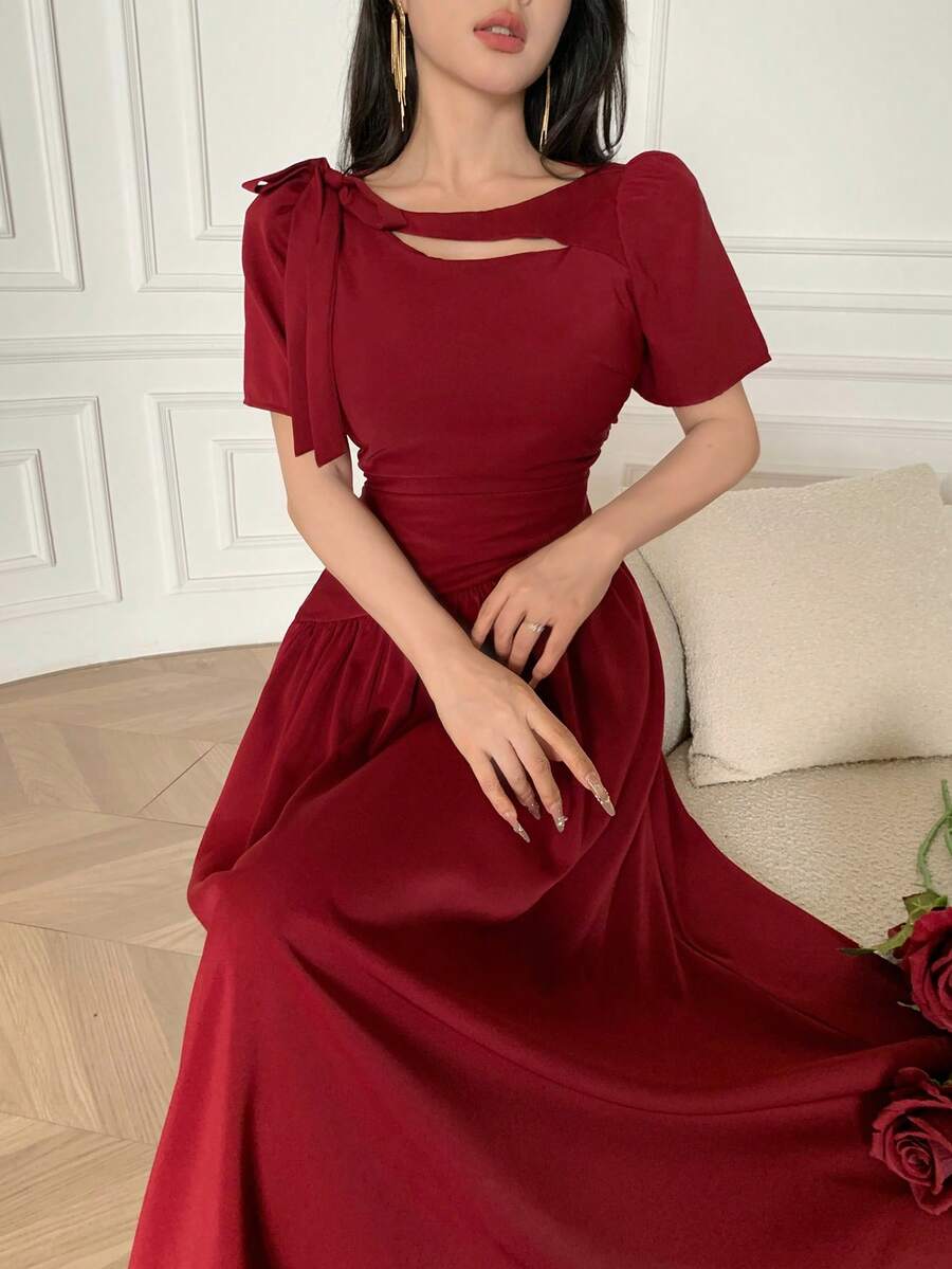 SHEIN Feyla فستان عنابي بياقة مجوفة وخصر مربوط بكشكشة