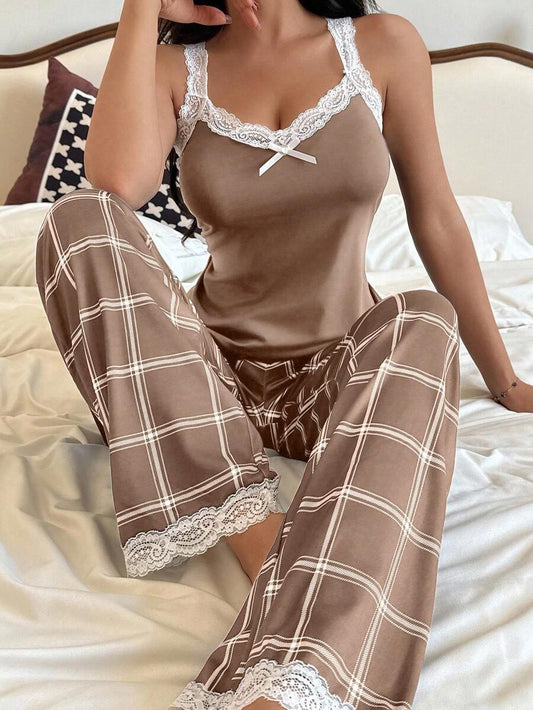SHEIN طقم بيجامة كامي بلمسات دانتيل وبنطال كاروهات
