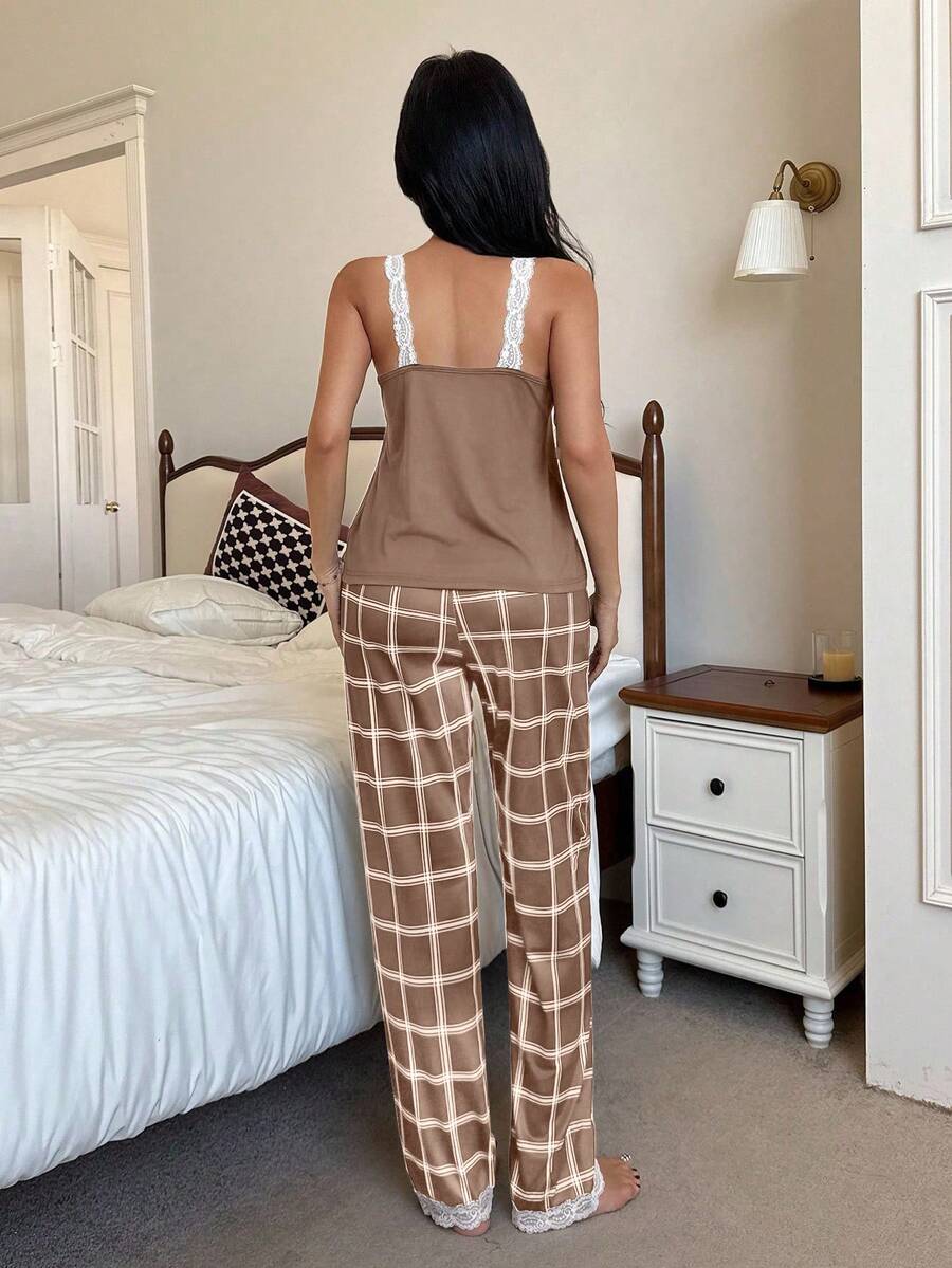 SHEIN طقم بيجامة كامي بلمسات دانتيل وبنطال كاروهات